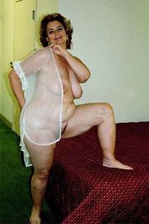 42 yo woman posing nude in